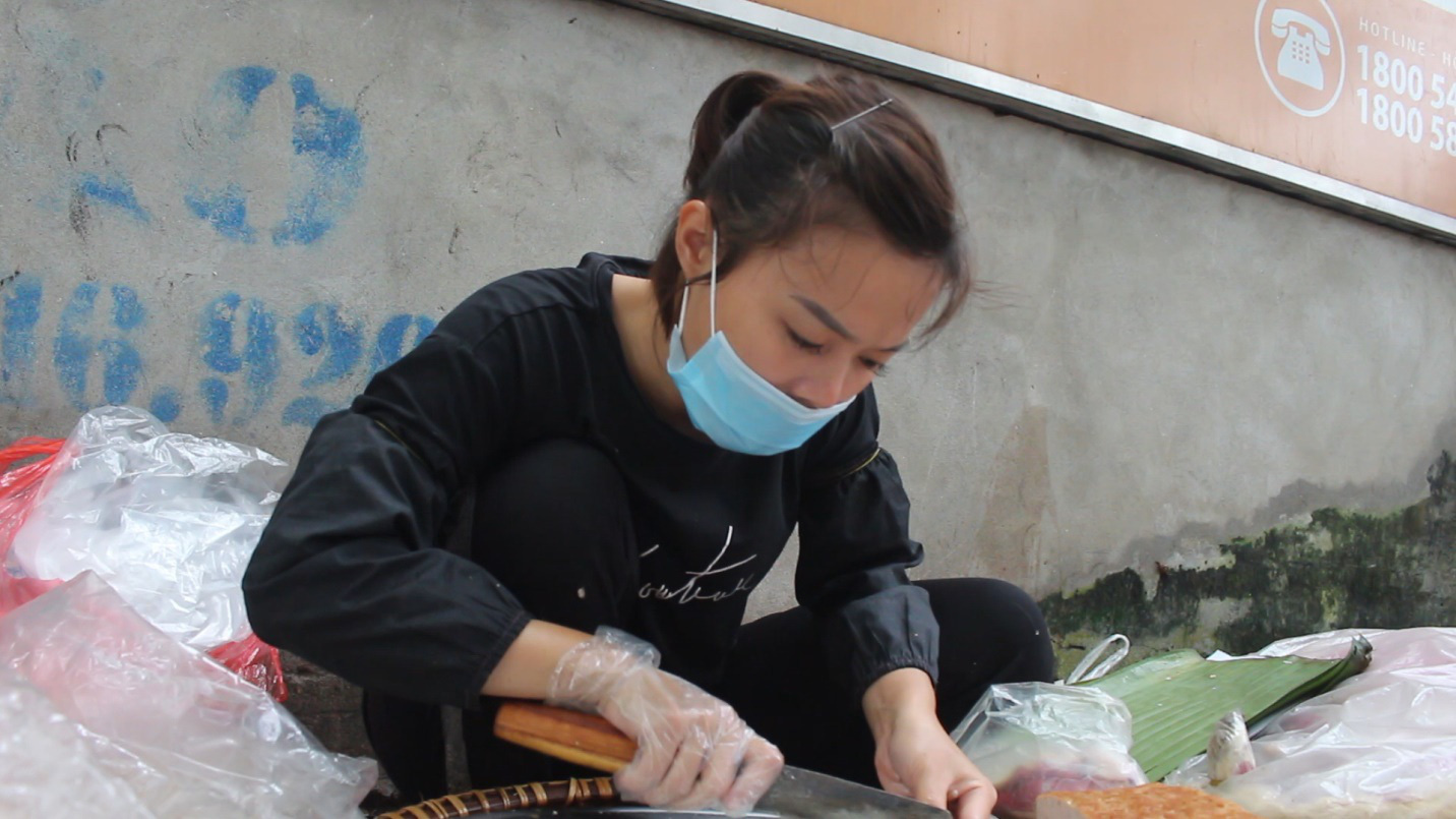 Kỹ nghệ gói xôi nhanh như “chớp” giúp bà chủ Hà Nội bán cả tạ gạo mỗi ngày - Ảnh 2.