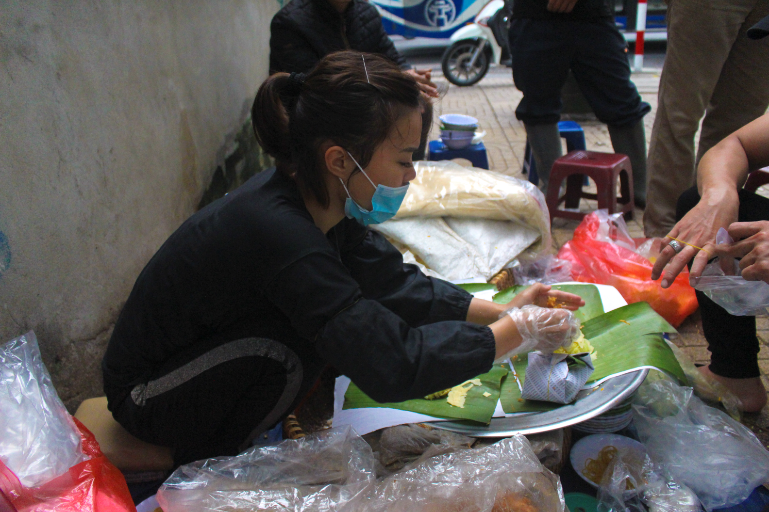 Kỹ nghệ gói xôi nhanh như “chớp” giúp bà chủ Hà Nội bán cả tạ gạo mỗi ngày - Ảnh 7.