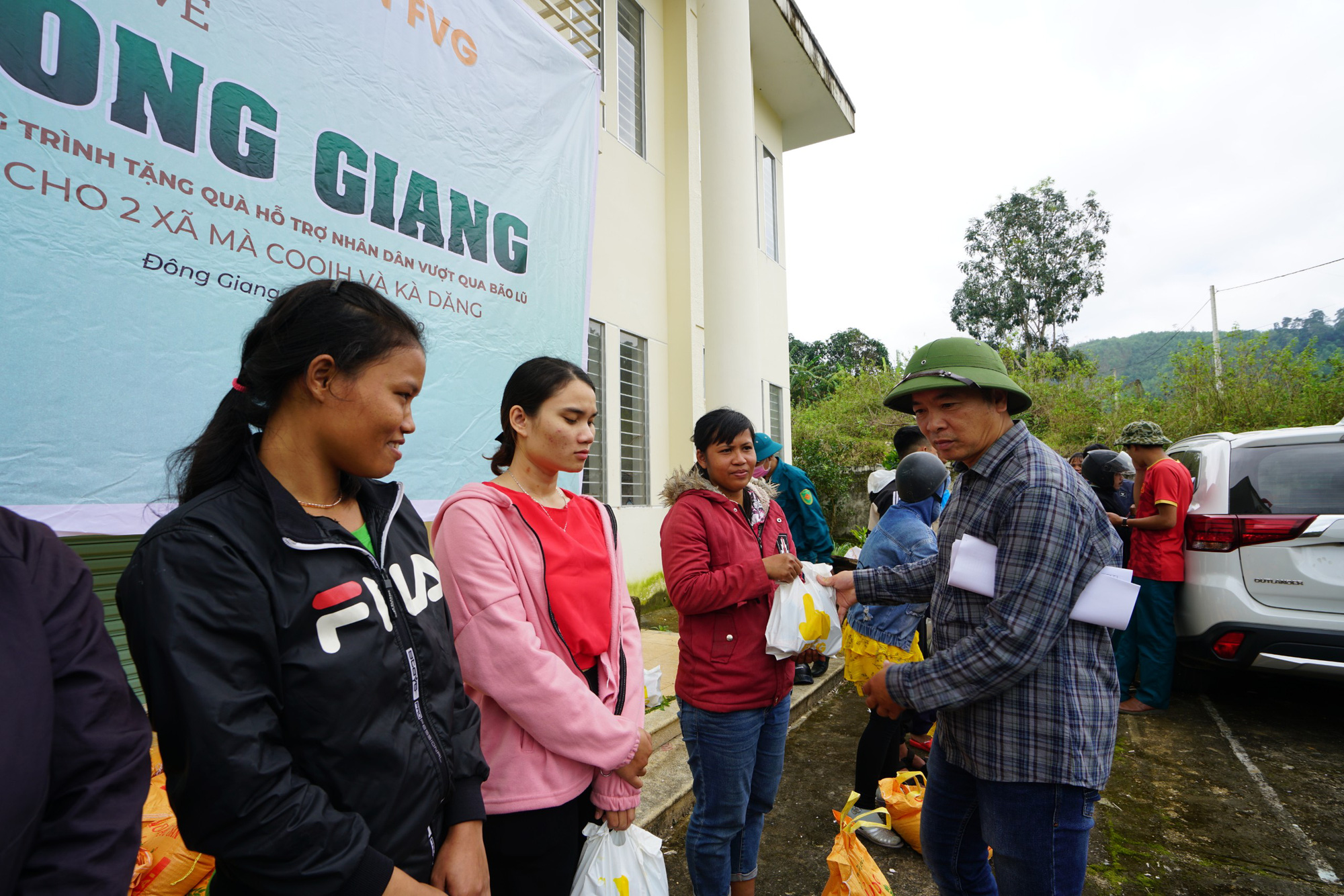 Quảng Nam: Tập đoàn FVG tặng 1100 suất quà hỗ trợ đồng bào miền núi bị ảnh hưởng do bão lũ  - Ảnh 4.