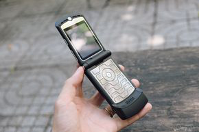 Ngắm chiếc điện thoại Motorola V3 huyền thoại một thời - Ảnh 5.