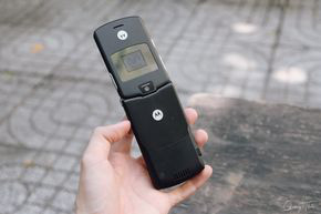 Ngắm chiếc điện thoại Motorola V3 huyền thoại một thời - Ảnh 11.