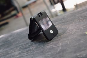 Ngắm chiếc điện thoại Motorola V3 huyền thoại một thời - Ảnh 12.