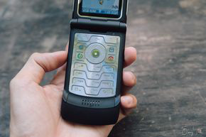 Ngắm chiếc điện thoại Motorola V3 huyền thoại một thời - Ảnh 6.