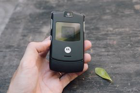 Ngắm chiếc điện thoại Motorola V3 huyền thoại một thời - Ảnh 14.