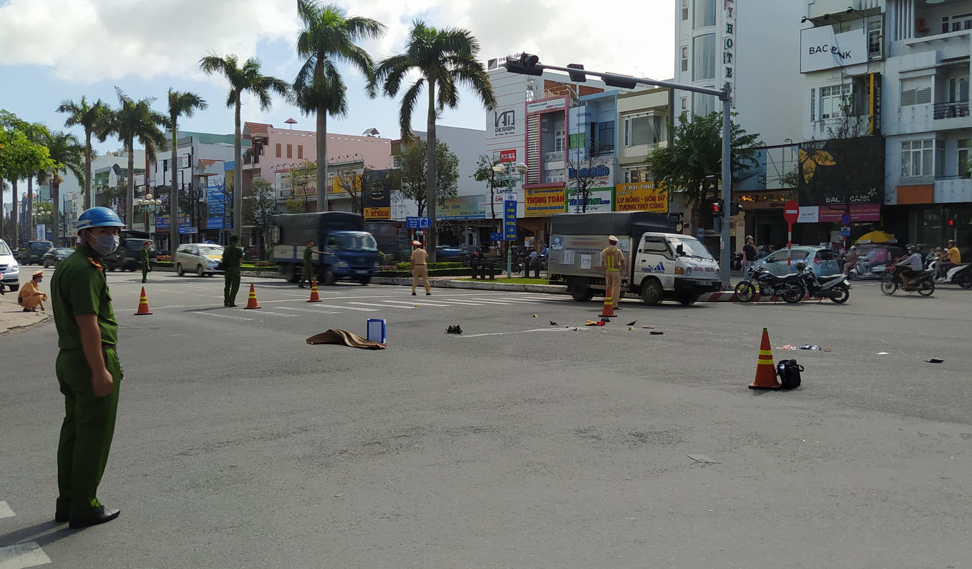 Một phụ nữ bị xe tải cán tử vong khi dừng đèn đỏ trên đường phố  - Ảnh 1.