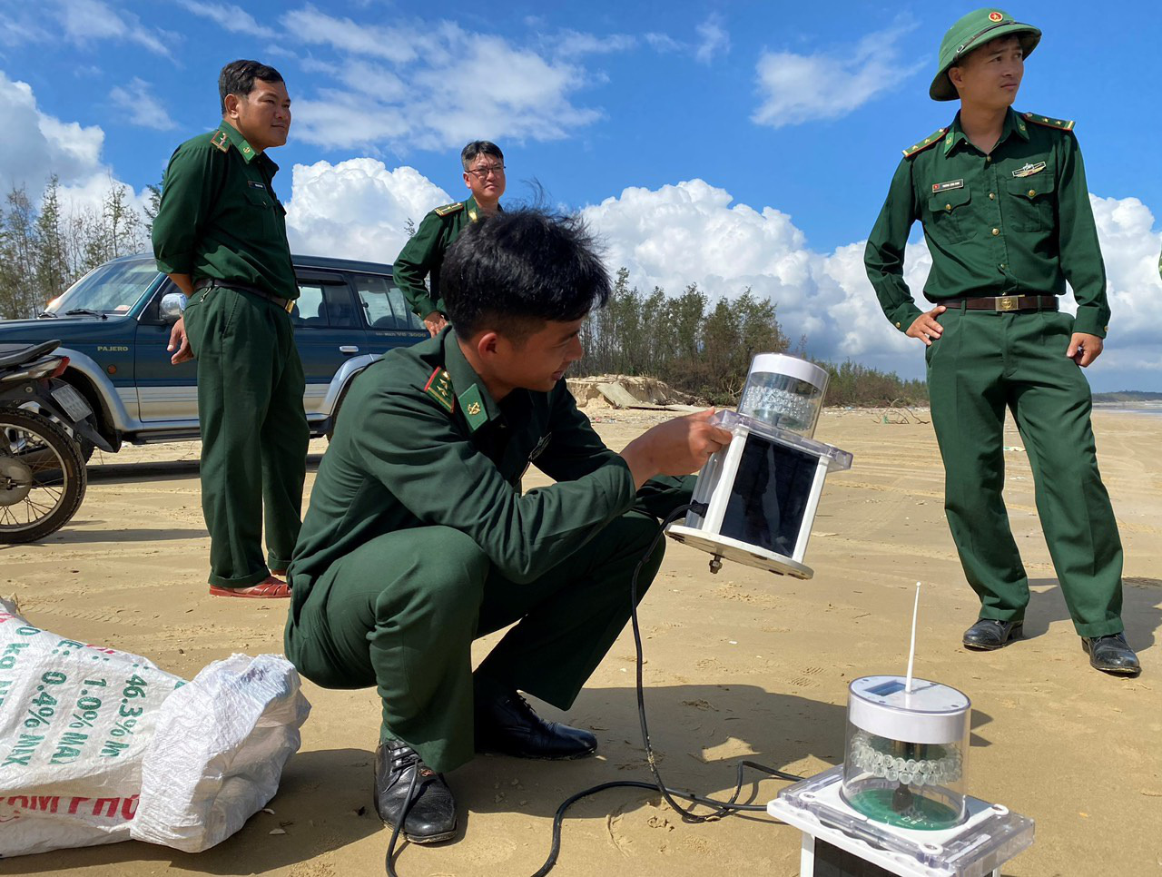 Bồn chứa khí in chữ Trung Quốc đang có hiện tượng rò rỉ - Ảnh 3.