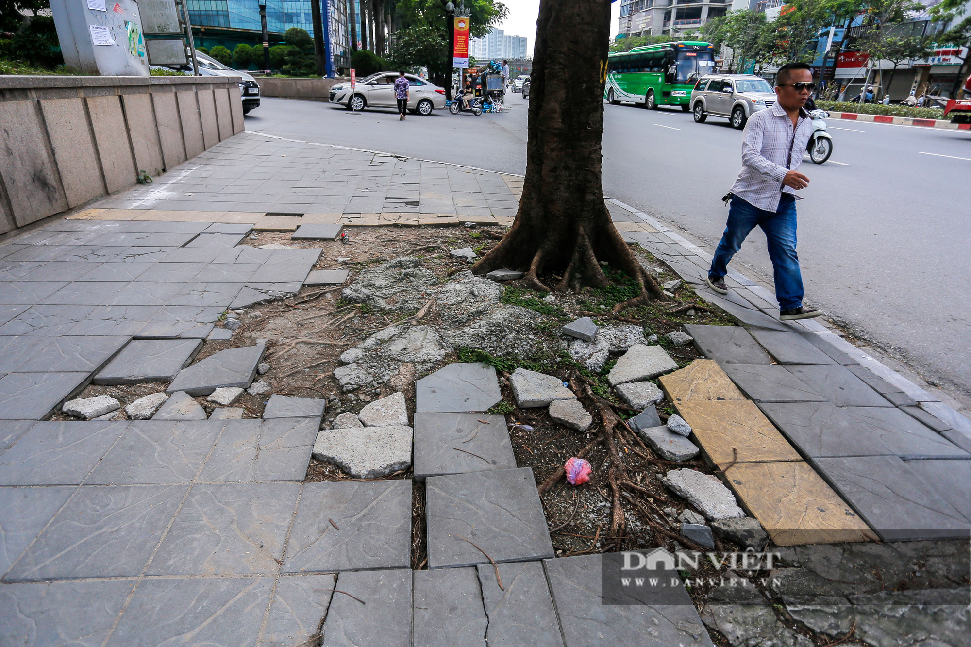 Hà Nội: Đá lát vỉa hè độ bền 70 năm &quot;vỡ không thương tiếc&quot; chỉ sau 3 năm - Ảnh 5.