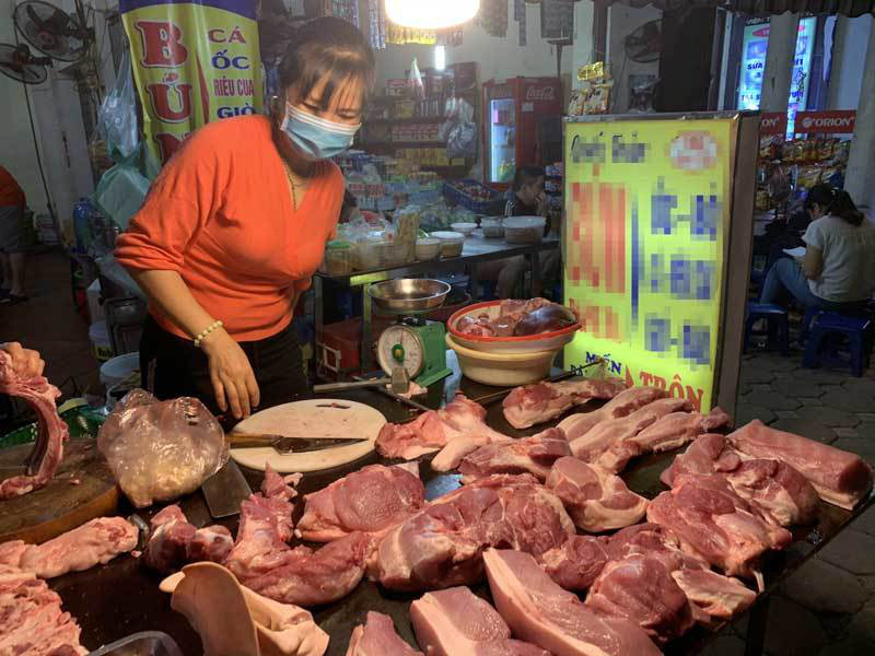 Qua đỉnh lịch sử, thịt lợn tại chợ về mức giá rẻ nhất năm - Ảnh 1.