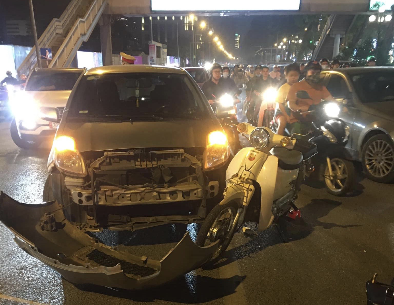 Hà Nội: Tài xế ô tô nghi say xỉn gây tai nạn liên hoàn  - Ảnh 3.