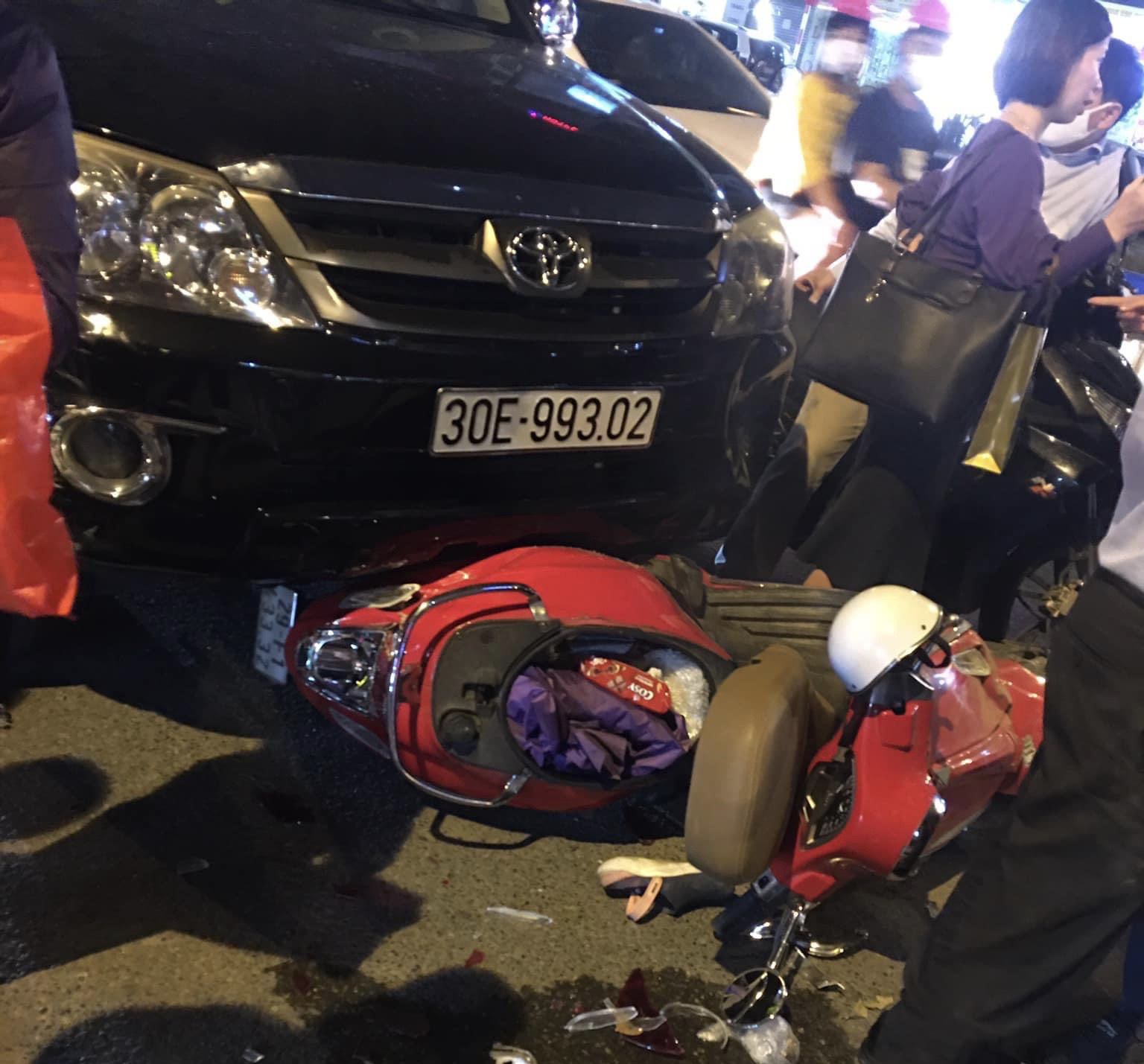 Hà Nội: Tài xế ô tô nghi say xỉn gây tai nạn liên hoàn  - Ảnh 2.