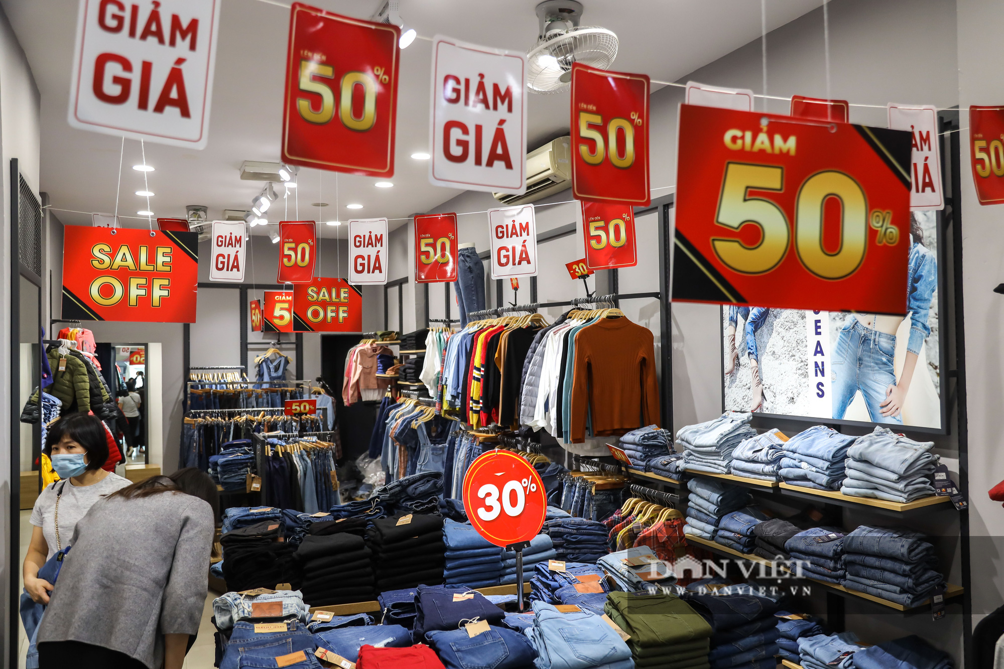 Phố thời trang Hà Nội rợp biển giảm giá 80% dù chưa đến Black Friday - Ảnh 4.