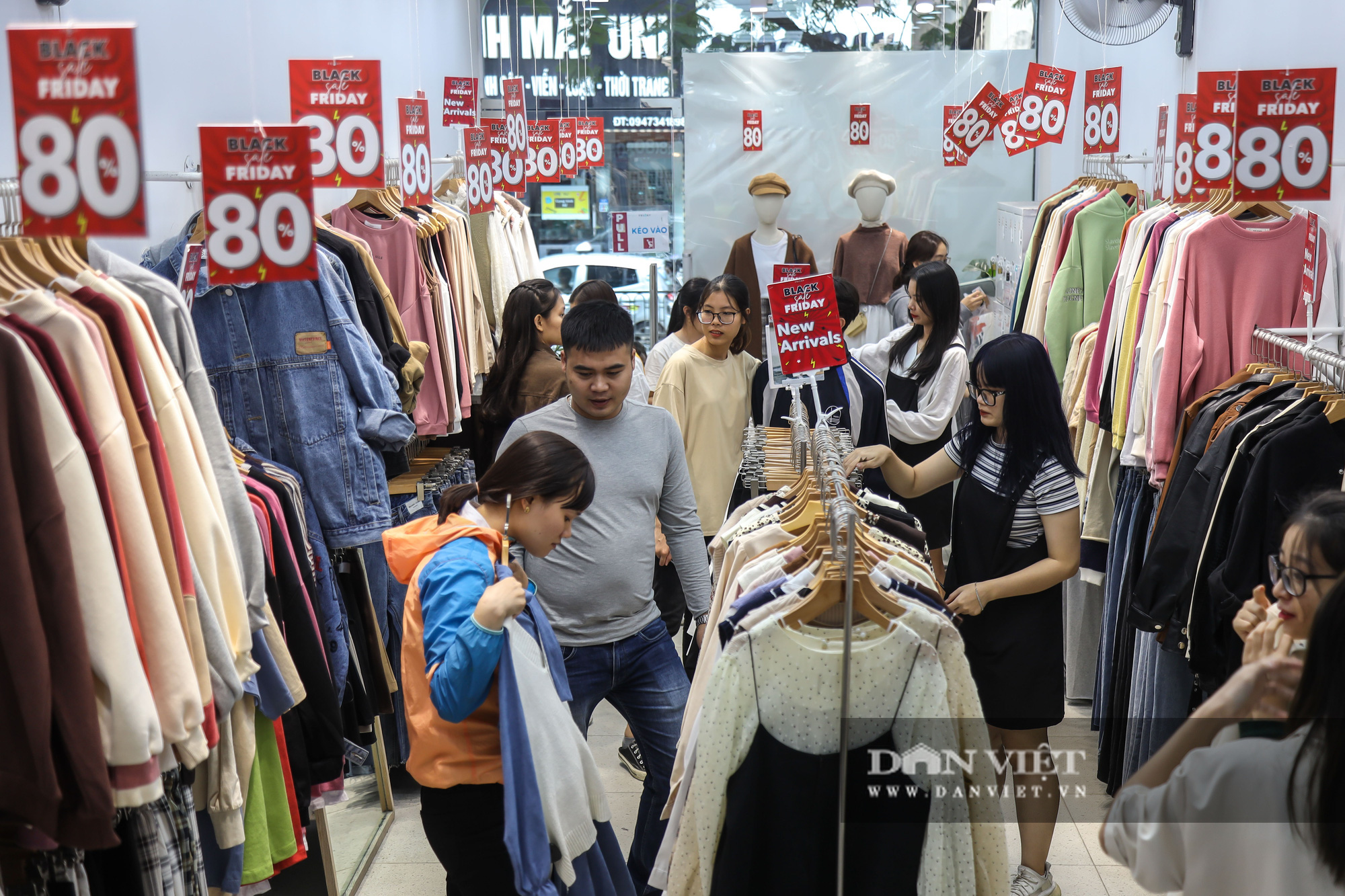 Phố thời trang Hà Nội rợp biển giảm giá 80% dù chưa đến Black Friday - Ảnh 7.