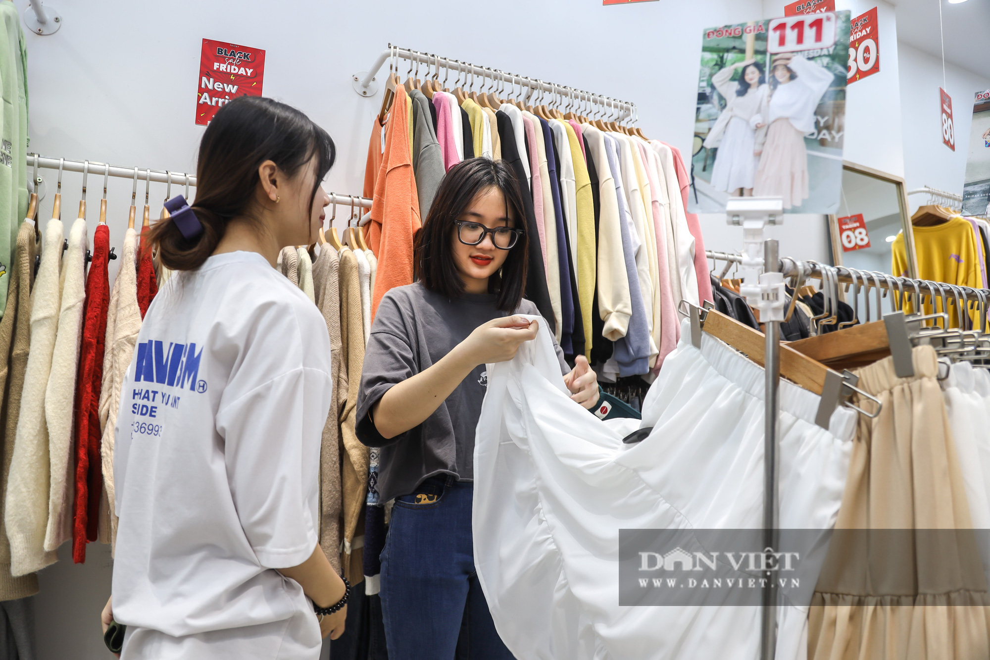 Phố thời trang Hà Nội rợp biển giảm giá 80% dù chưa đến Black Friday - Ảnh 10.