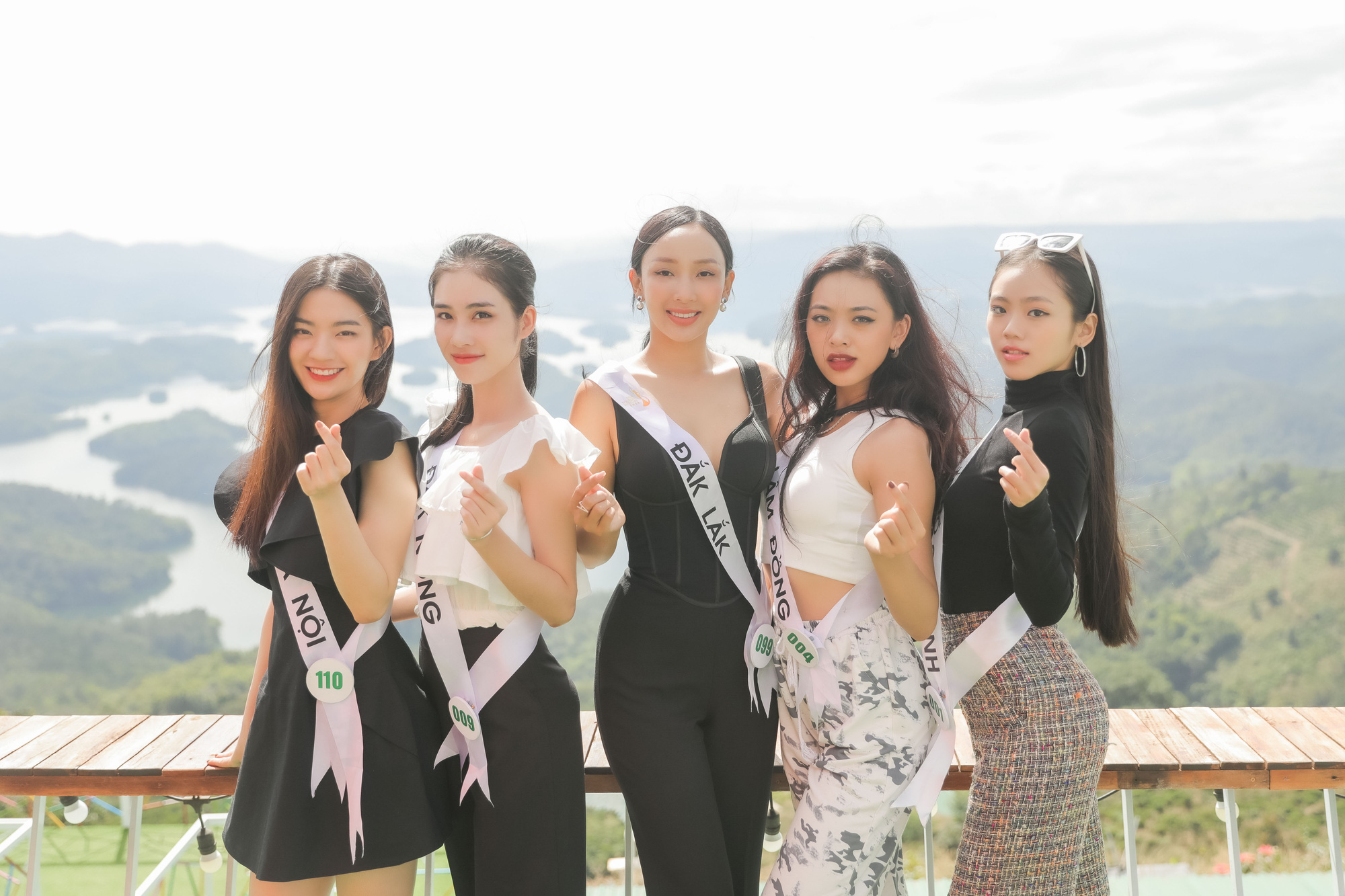 Ngắm thí sinh Miss Tourism Vietnam 2020 rạng rỡ ở  Vườn quốc gia Tà Đùng - Ảnh 5.