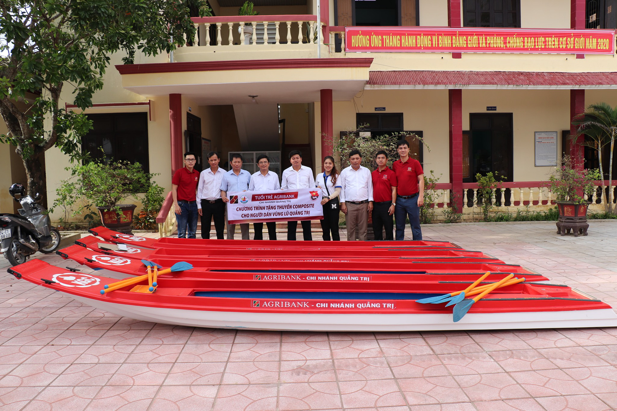 Quảng Trị: Đoàn thanh niên Agribank trao tặng 20 thuyền Composite cho người dân vùng lũ - Ảnh 1.