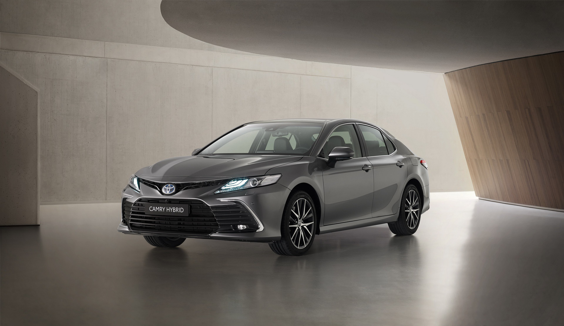 Toyota Camry Hybrid đời 2021 được ra mắt tại châu Âu - Ảnh 1.