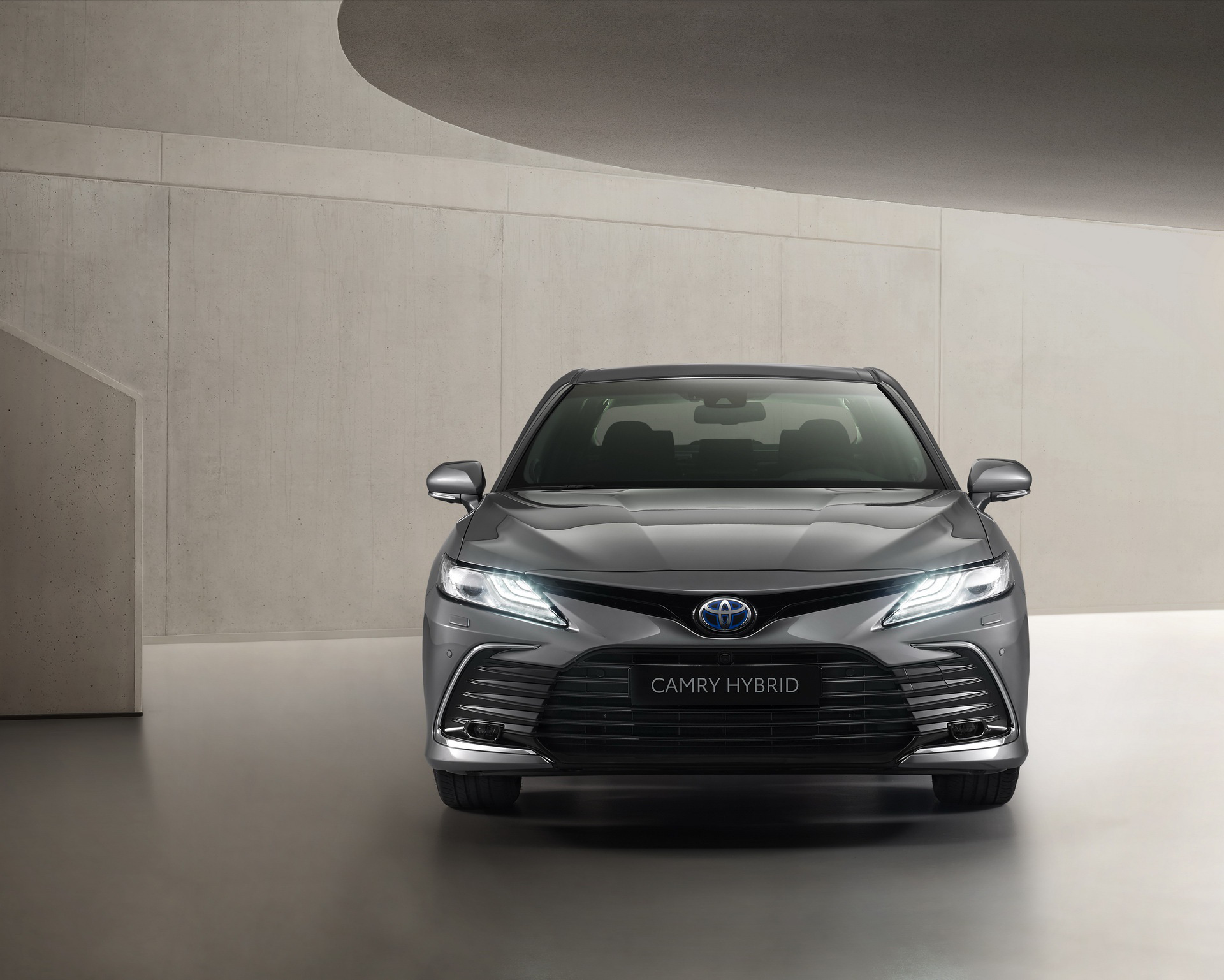 Toyota Camry Hybrid đời 2021 được ra mắt tại châu Âu - Ảnh 2.