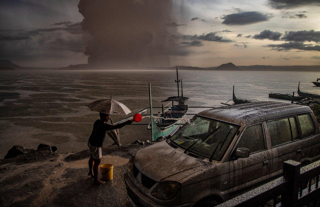 Cảnh mưa lũ tại Việt Nam được công bố trong chùm ảnh thiên tai năm 2020 - Ảnh 5.