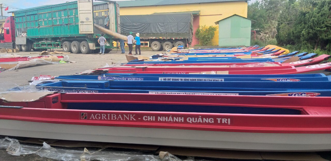 Quảng Trị: Đoàn thanh niên Agribank trao tặng 20 thuyền Composite cho người dân vùng lũ - Ảnh 2.