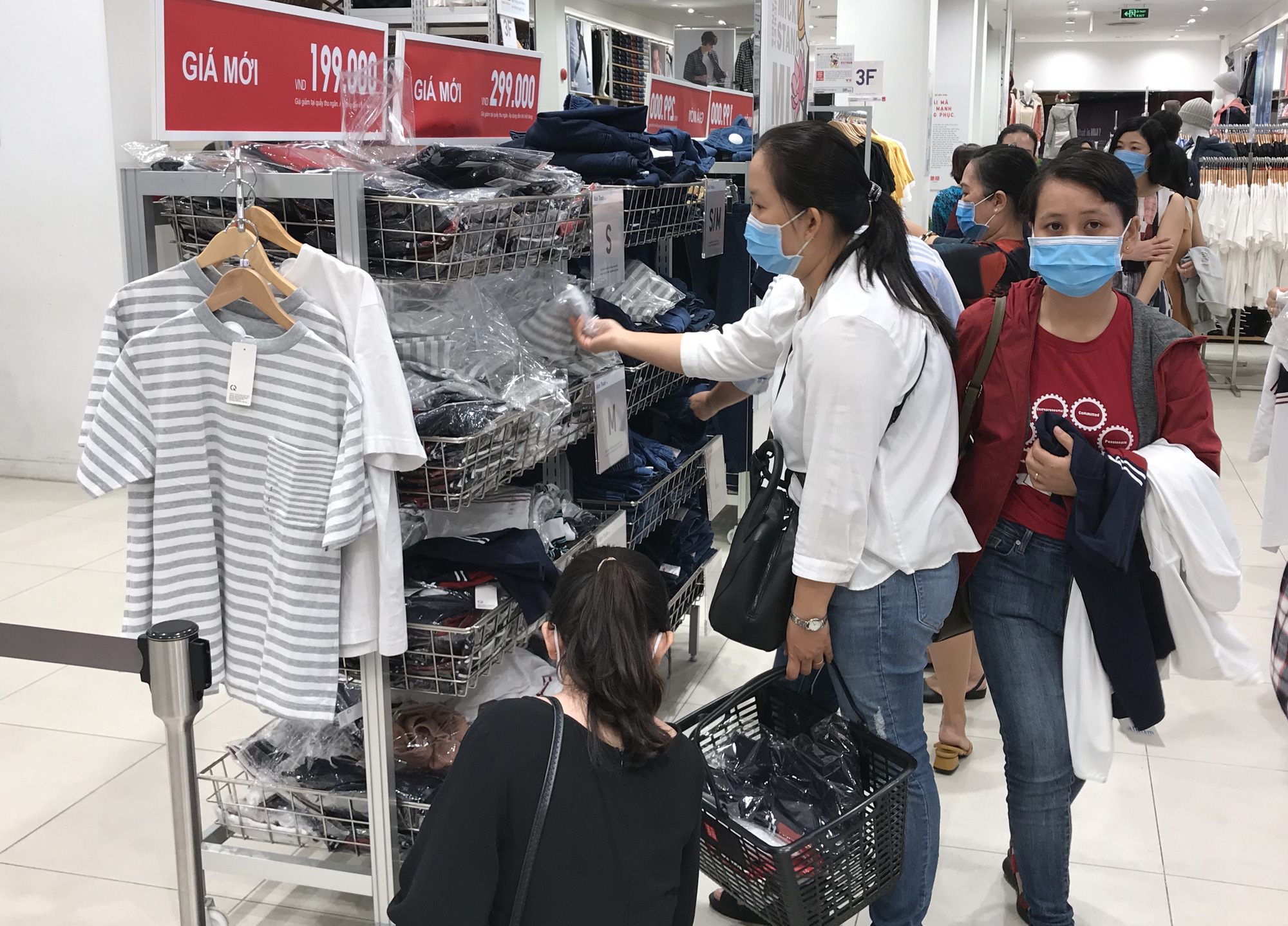 Black Friday: Hàng hiệu Sài Gòn bắt đầu giảm sốc 70%, có trung tâm thương mại tuyên bố mở cửa đến nửa đêm - Ảnh 7.