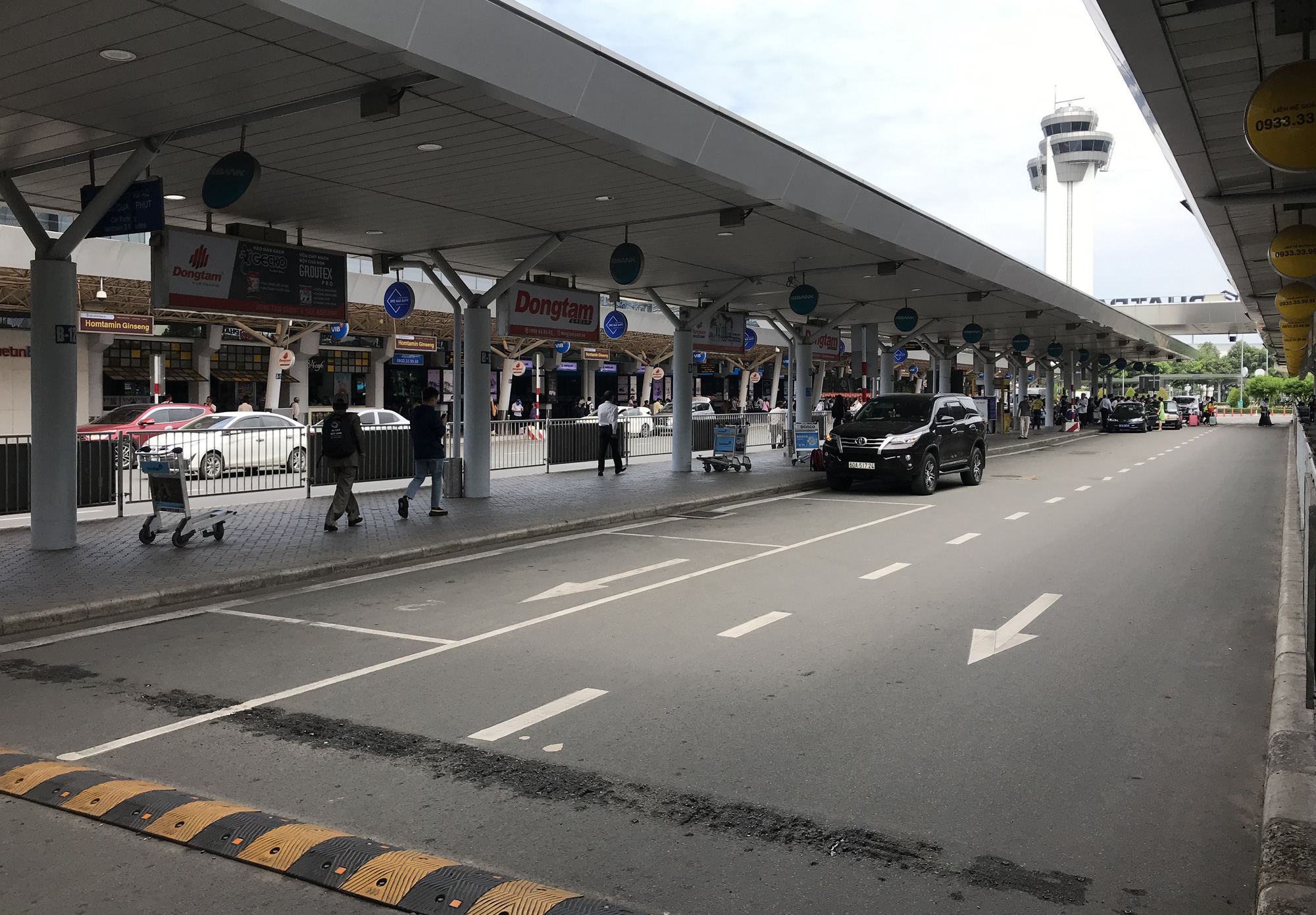 Khách vã mồ hôi, vác vali ra khỏi sân bay Tân Sơn Nhất,  cắt ngang làn ô tô để đón xe - Ảnh 12.