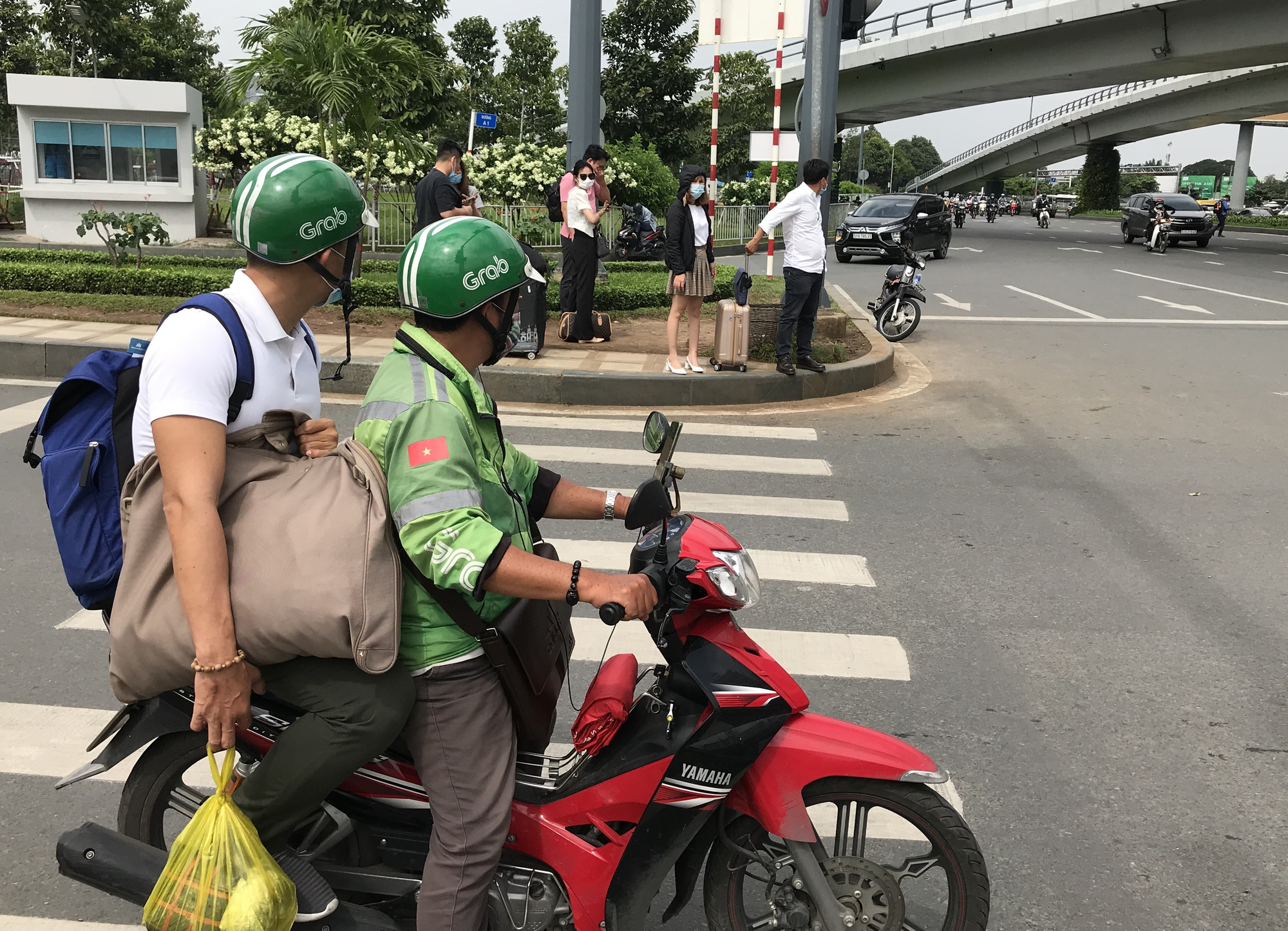 Khách vã mồ hôi, vác vali ra khỏi sân bay Tân Sơn Nhất,  cắt ngang làn ô tô để đón xe - Ảnh 6.