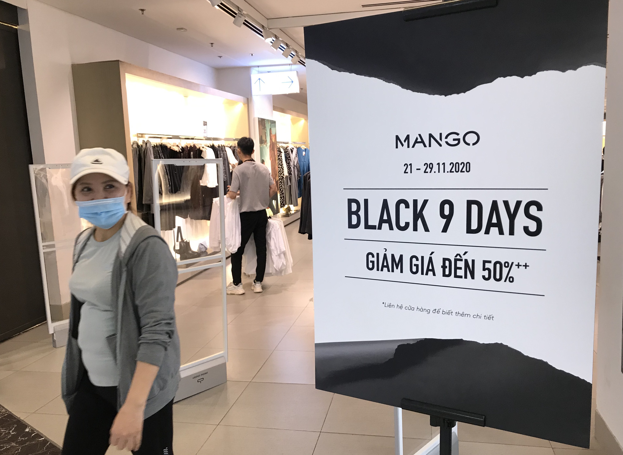 Black Friday: Hàng hiệu Sài Gòn bắt đầu giảm sốc 70%, có trung tâm thương mại tuyên bố mở cửa đến nửa đêm - Ảnh 4.