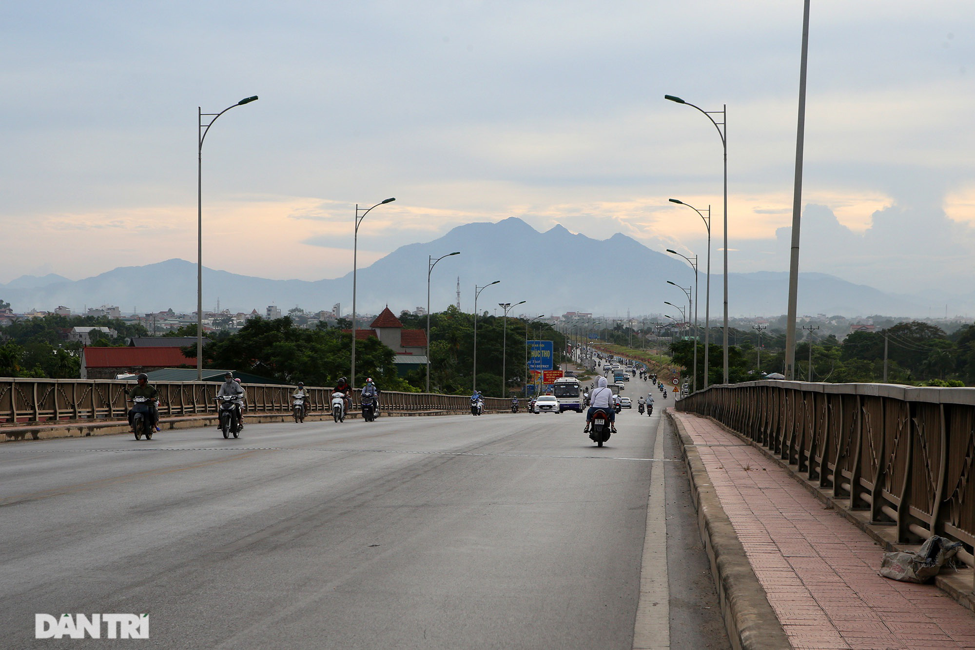 Núi thiêng gần Hà Nội đẹp mê mải nhìn từ muôn phương tám hướng - Ảnh 2.