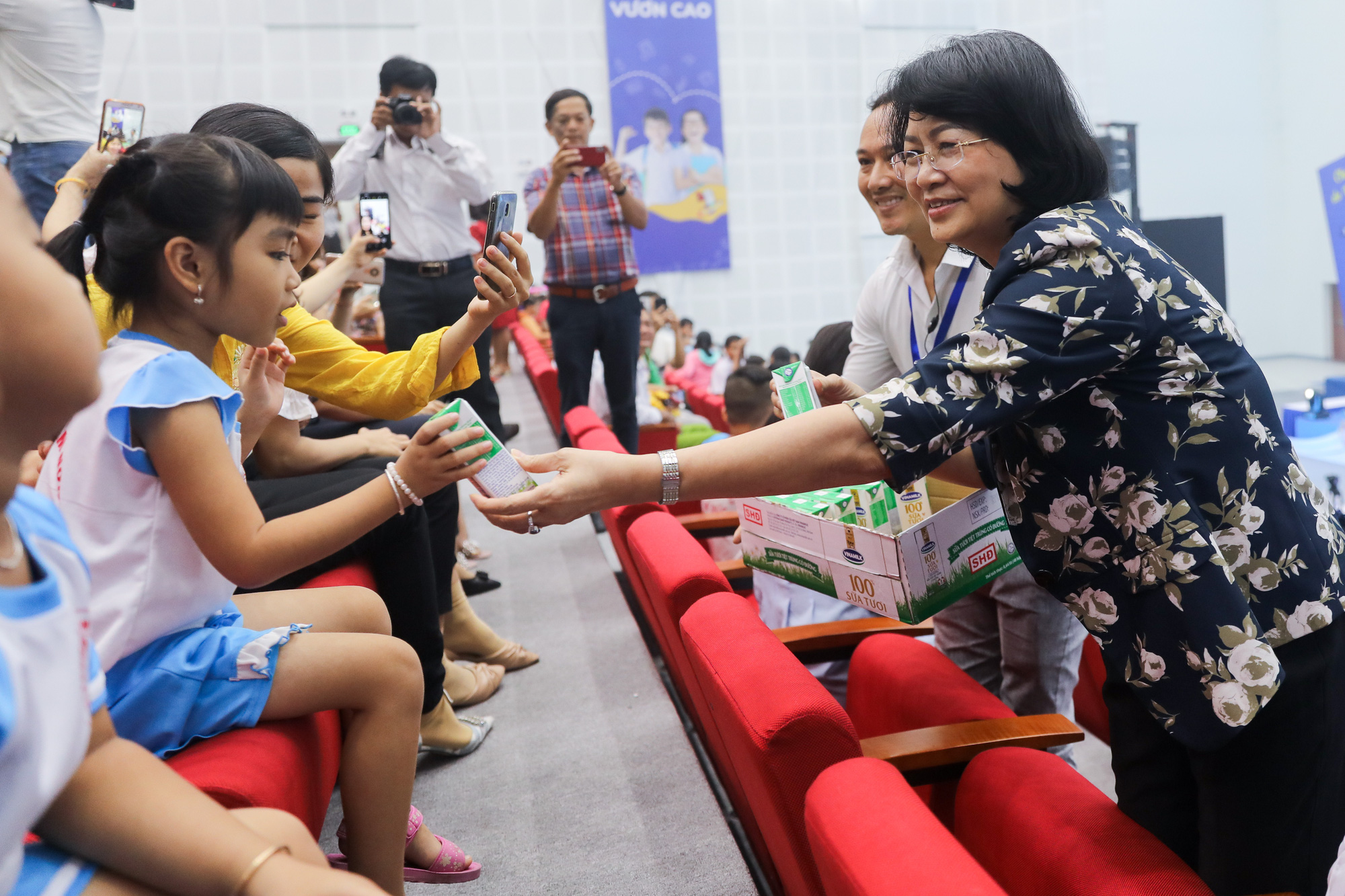 Hơn 46.300 học sinh tỉnh Vĩnh Long thụ hưởng sữa học đường - Ảnh 3.