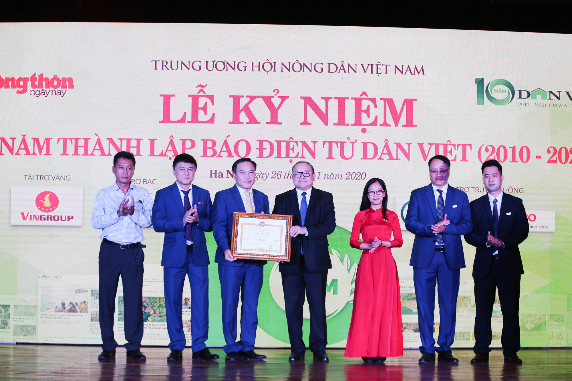 Ảnh: Đón nhận nhiều bằng khen của các Bộ, Ngành trong Lễ kỷ niệm 10 năm Dân Việt - Ảnh 1.