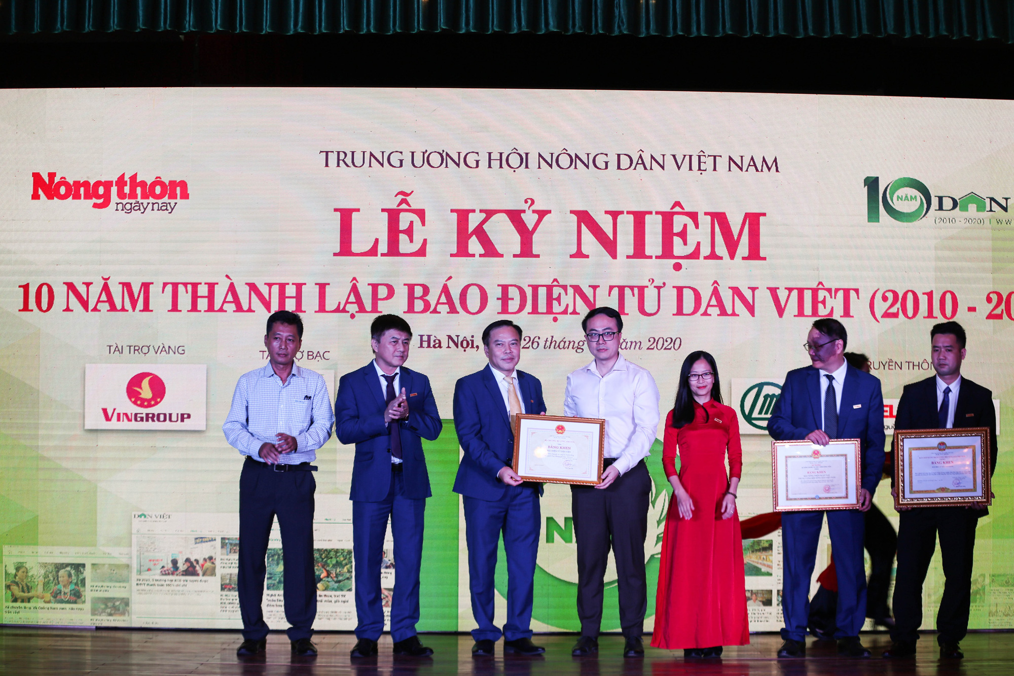 Ảnh: Đón nhận nhiều bằng khen của các Bộ, Ngành trong Lễ kỷ niệm 10 năm Dân Việt - Ảnh 3.