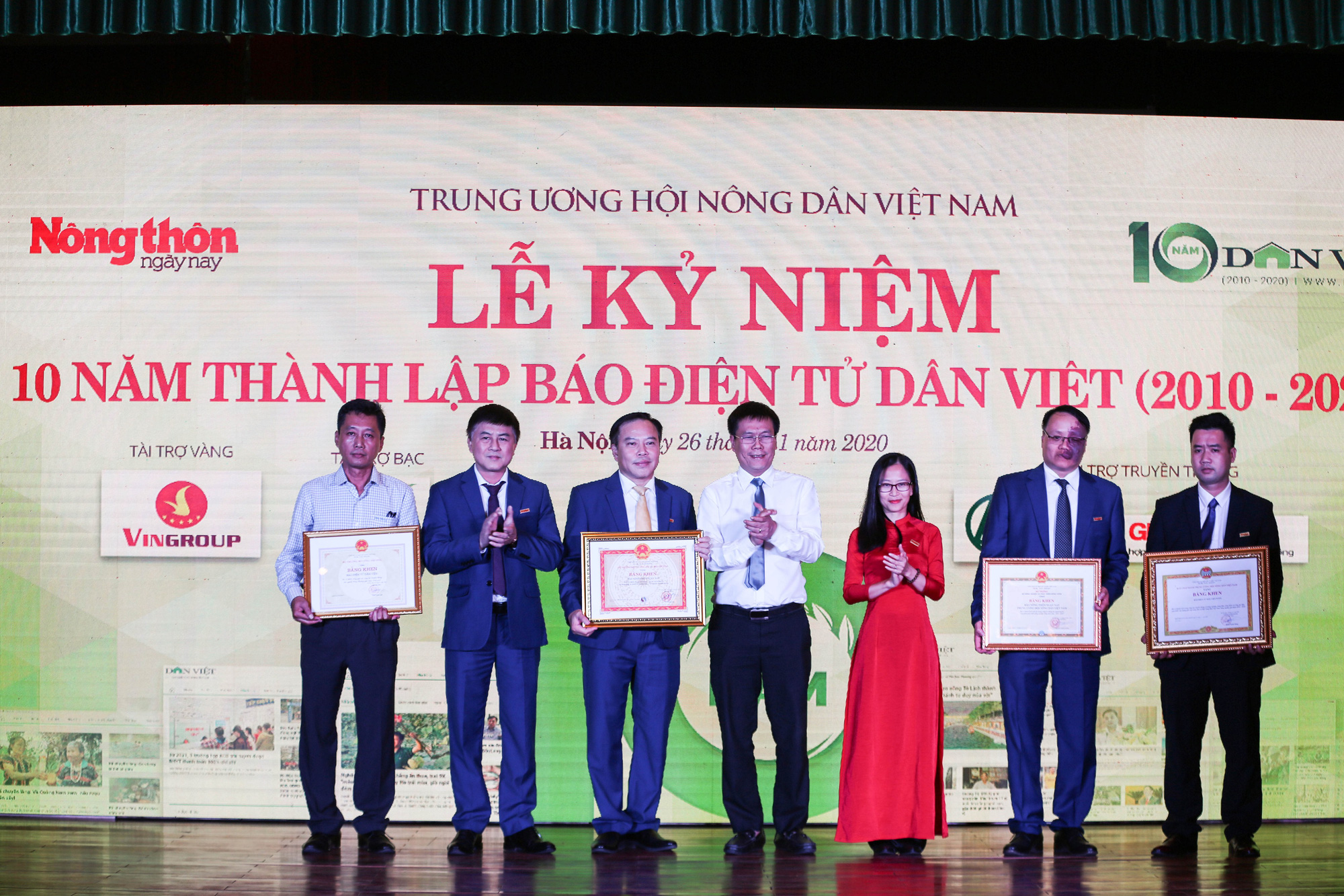 Ảnh: Đón nhận nhiều bằng khen của các Bộ, Ngành trong Lễ kỷ niệm 10 năm Dân Việt - Ảnh 4.