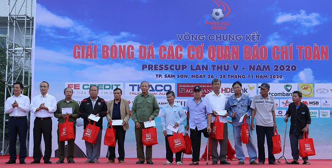 Khai mạc VCK Press Cup 2020: Trao quà 10 gia đình chính sách Sầm Sơn và con gái Liệt sĩ Rào Trăng - Ảnh 7.