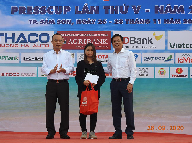 Khai mạc VCK Press Cup 2020: Trao quà 10 gia đình chính sách Sầm Sơn và con gái Liệt sĩ Rào Trăng - Ảnh 6.