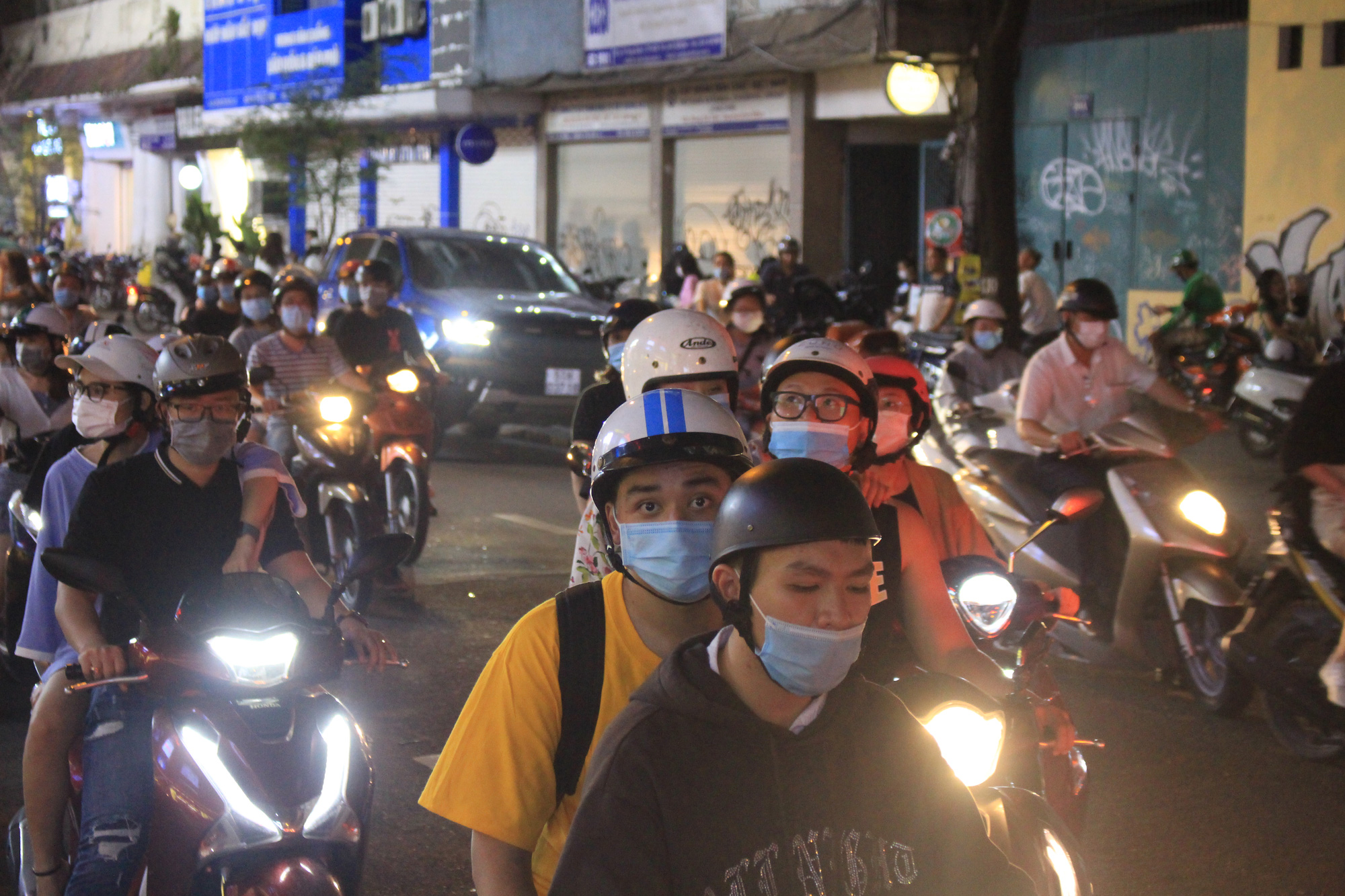 Đường Sài Gòn tắc nghẽn, bãi xe trung tâm thương mại hết chỗ vì dân đổ xô đi mua sắm Black Friday - Ảnh 5.