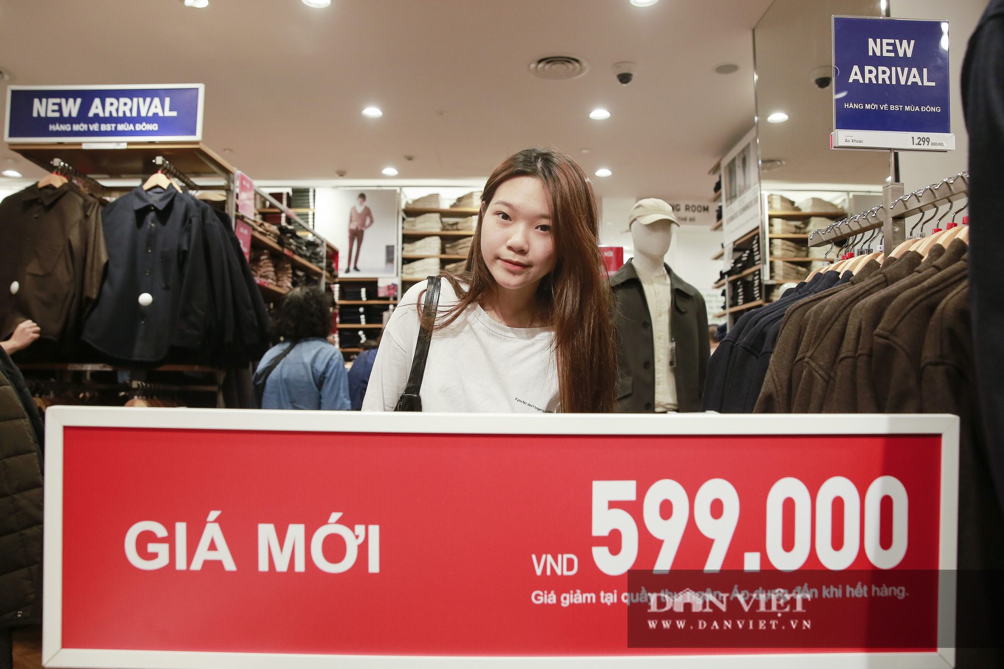 Black Friday: Quần áo hàng hiệu giảm giá, người dân đổ dồn về trung tâm thương mại  - Ảnh 5.