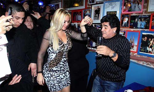 Sở thích tình dục quái dị của Maradona: Bắt người tình mặc đồ... cảnh sát - Ảnh 1.