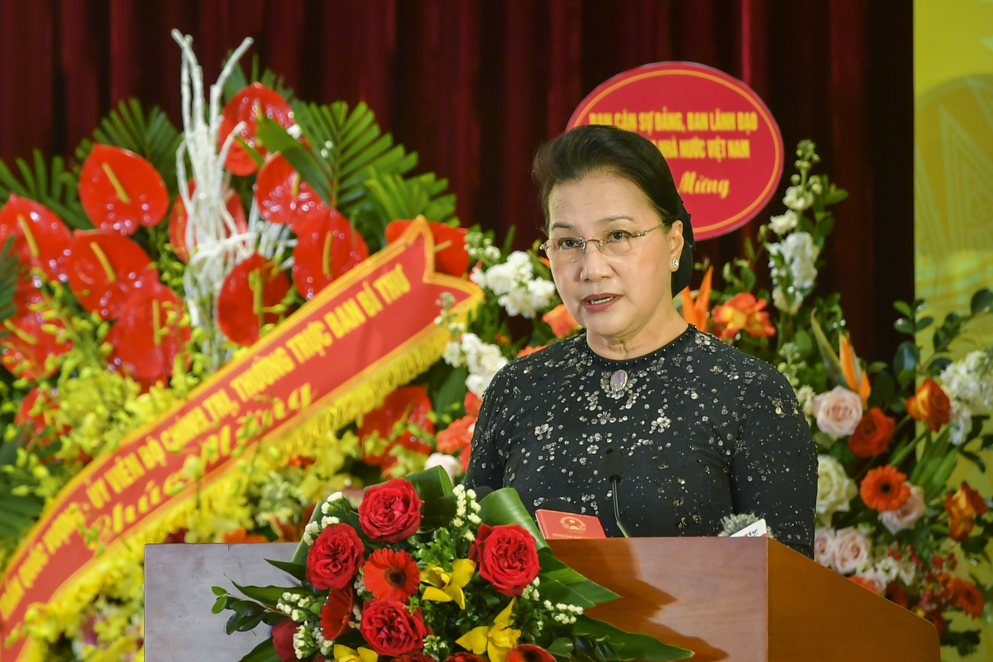 Chủ tịch Quốc hội Nguyễn Thị Kim Ngân: “Nhiệm vụ của ngành ngân hàng còn rất nặng nề” - Ảnh 4.