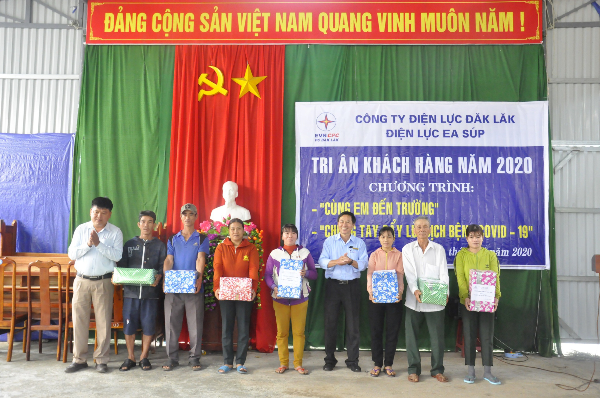 PC Đắk Lắk: Nhiều hoạt động tri ân khách hàng tại  xã biên giới Ia R’vê   - Ảnh 1.