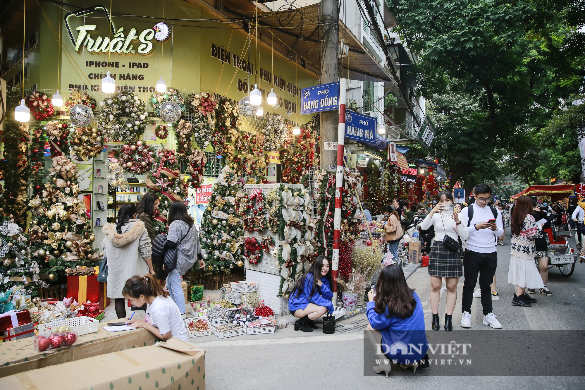 Đồ trang trí Giáng sinh tràn ngập phố Hàng Mã | Dân Việt