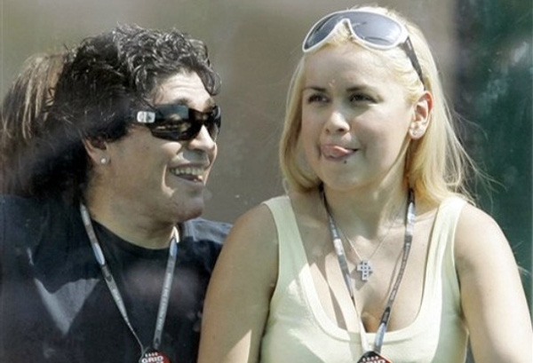 Đã có bao nhiêu người phụ nữ bước qua cuộc đời Maradona? - Ảnh 4.