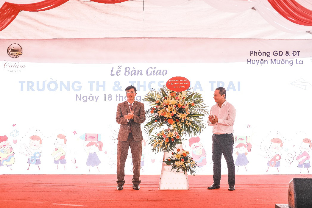 Hà Trần - Tùng Dương góp mặt tại sự kiện bàn giao trường học Sơn La  - Ảnh 3.