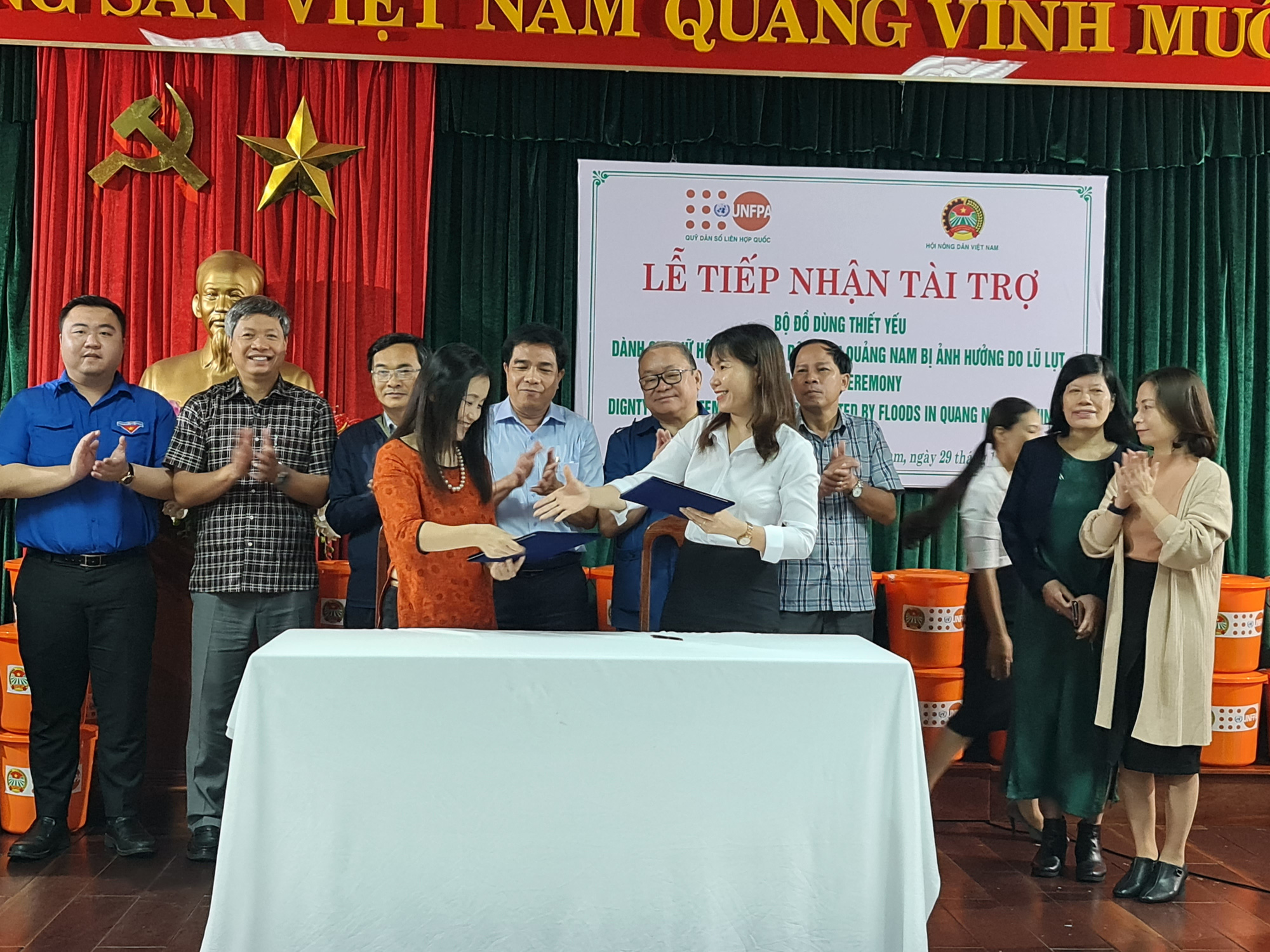 Chủ tịch TƯ Hội Nông dân Việt Nam trao 1.543 bộ đồ dùng thiết yếu cho nữ hội viên Quảng Nam - Ảnh 8.