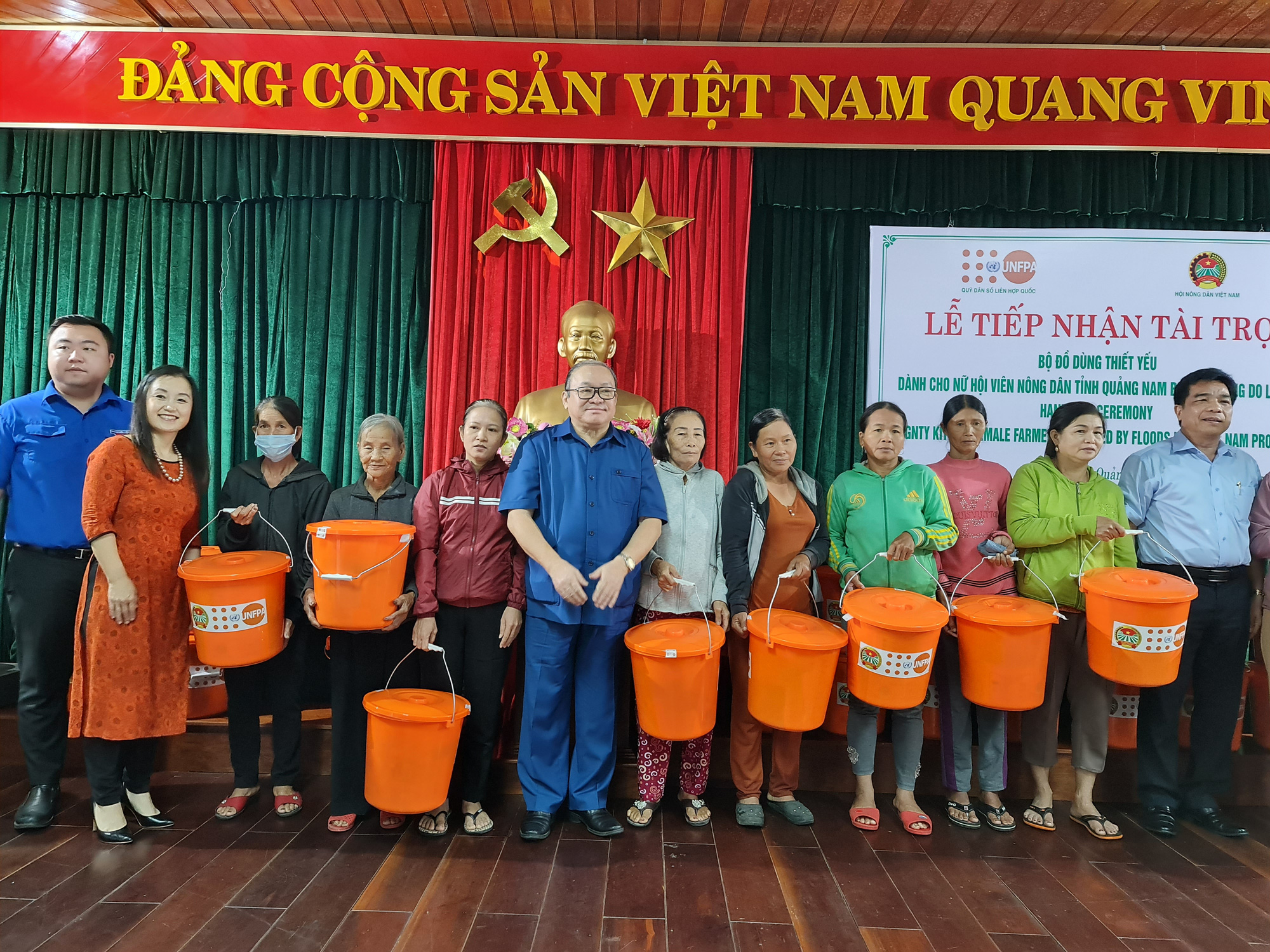 Chủ tịch TƯ Hội Nông dân Việt Nam trao 1.543 bộ đồ dùng thiết yếu cho nữ hội viên Quảng Nam - Ảnh 6.