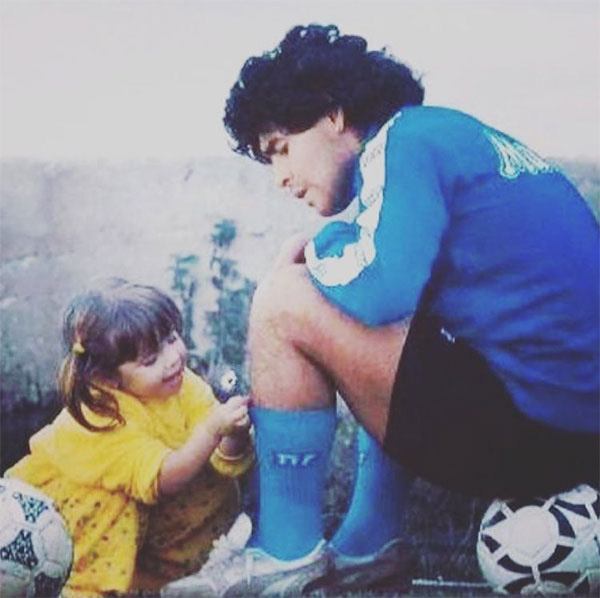 Nghẹn lòng với tâm thư của con gái Maradona gửi cho bố  - Ảnh 1.
