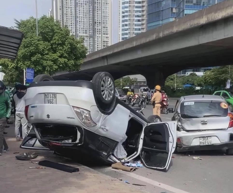 Tai nạn giao thông liên hoàn trên đường Phạm Hùng, 4 người bị thương - Ảnh 2.