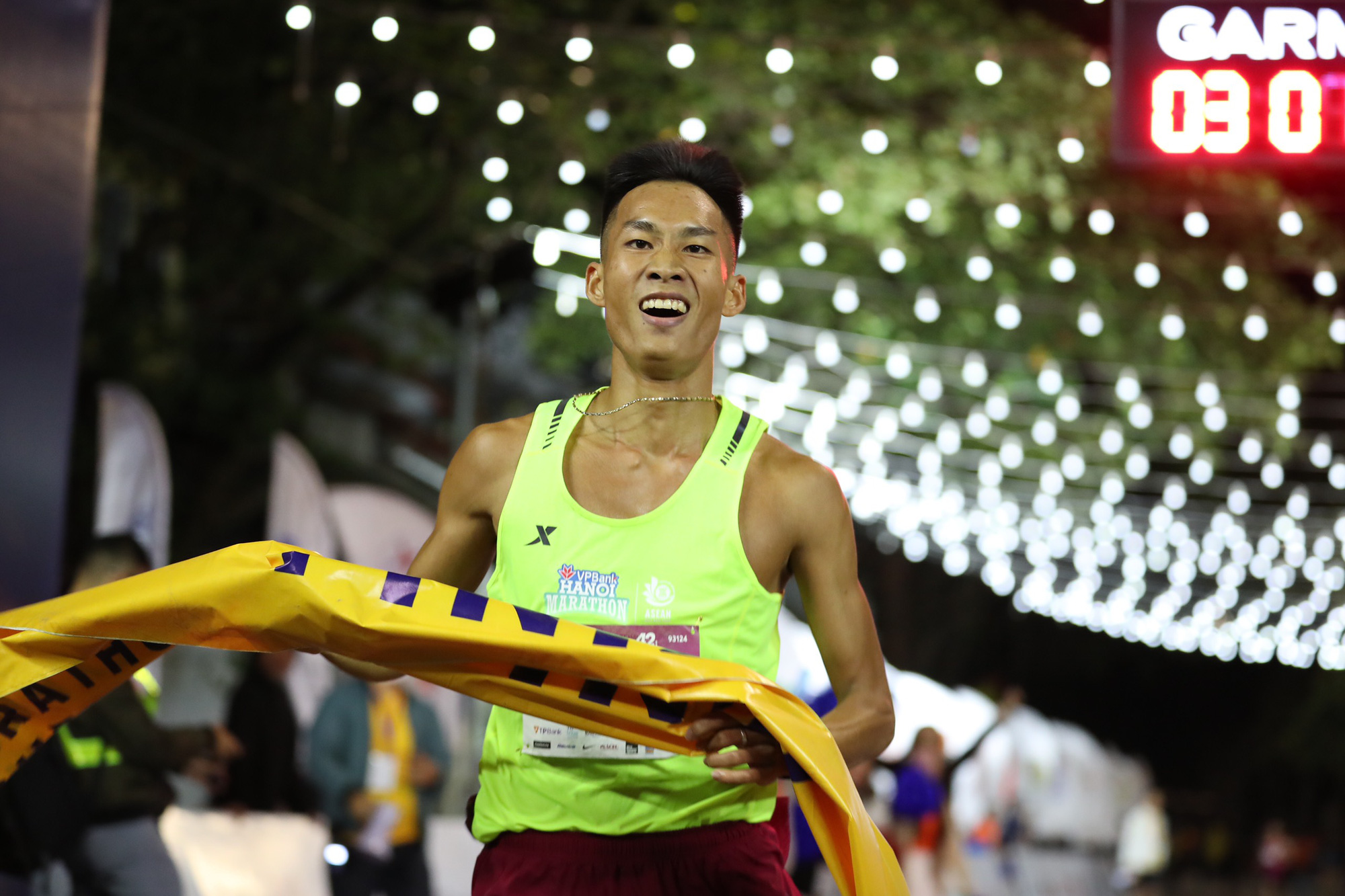 Ông Đoàn Ngọc Hải chinh phục VnExpress Marathon Hanoi Midnight  - Ảnh 4.