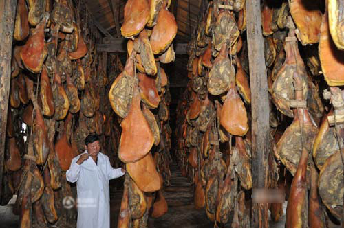 Toát mồ hôi với đặc sản đùi lợn đen sì, mốc meo quanh năm của người Trung Quốc - Ảnh 9.