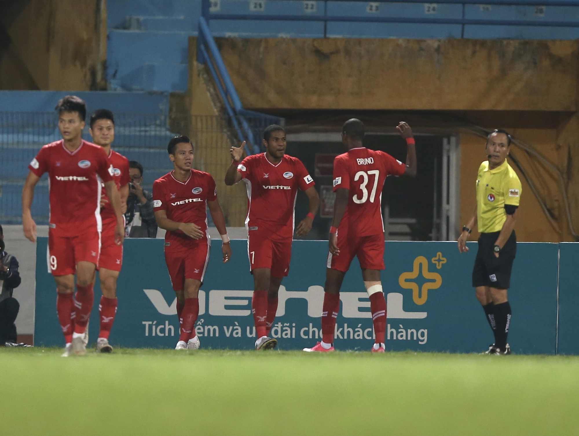 Caique ăn mừng bàn thắng duy nhất giúp Viettel FC đá bại Than Quảng Ninh. Ảnh: Hải Đăng