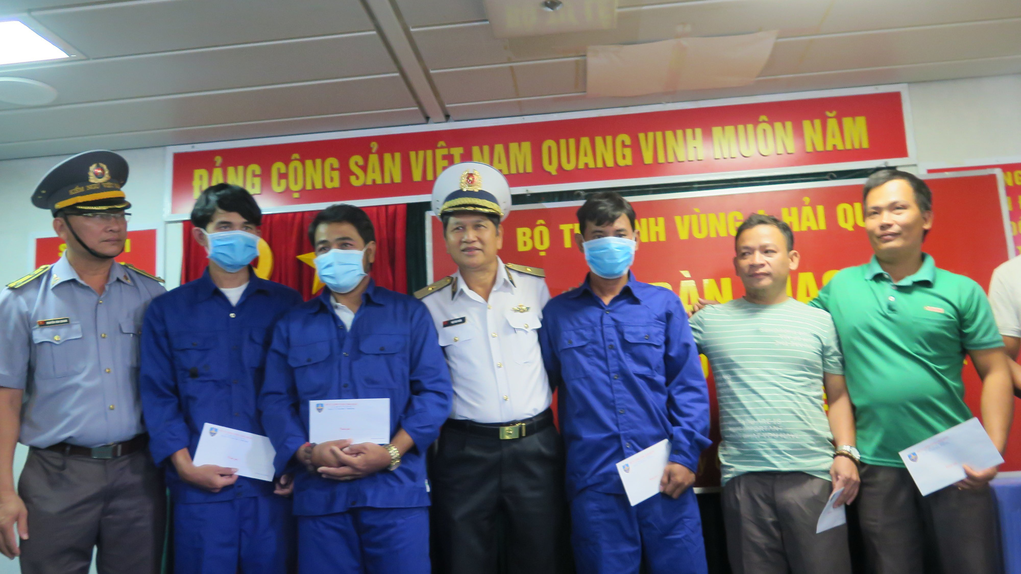 6 ngư dân của 2 tàu cá Bình Định gặp nạn vào bờ - Ảnh 2.